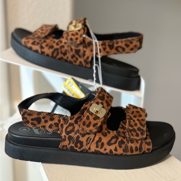 art class Other - NEW Art Class Girl Kids' Verity Platform Hardware Sandals Leopard Print  Sz 4